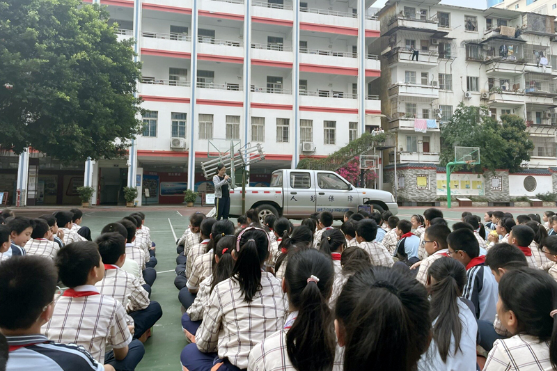 广西人工影响天气办公室李林红老师给学生们展示人工增雨发射炮的原理。刘燕清摄