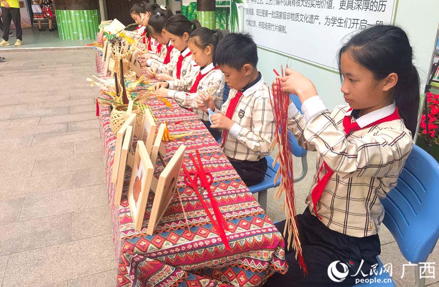  學生在用竹篾進行編織。人民網記者 陳燕攝
