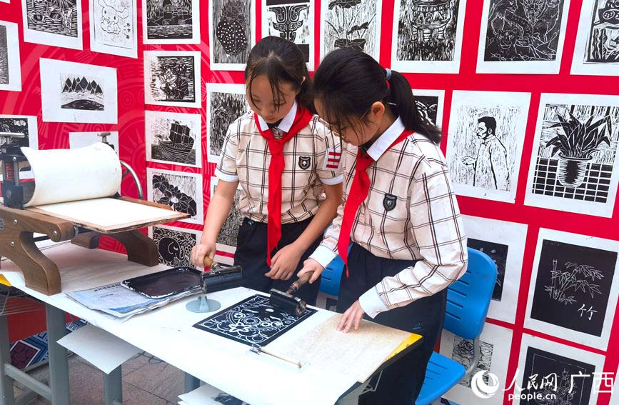學生在印制黑白木刻版畫。人民網記者 陳燕攝
