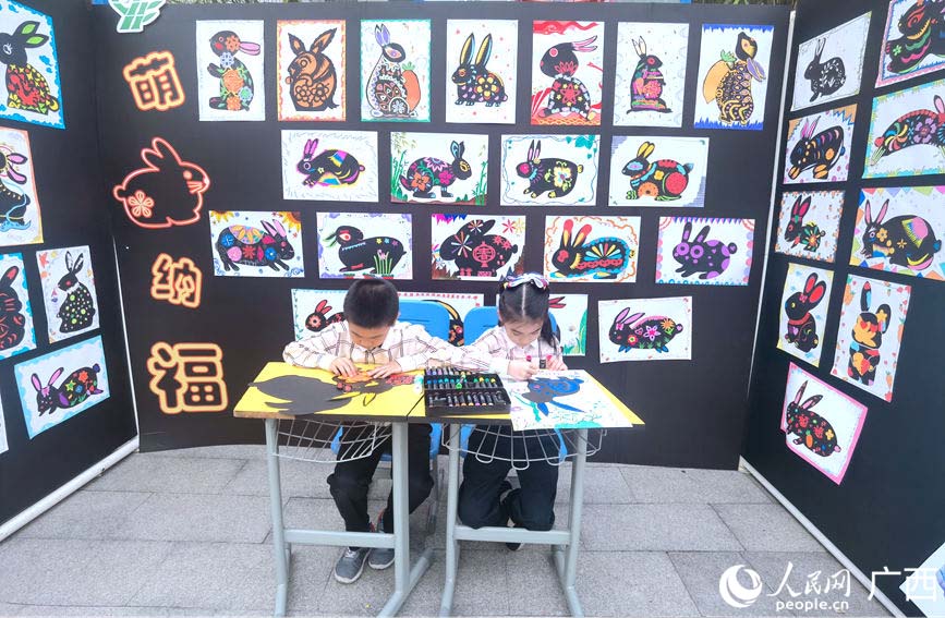 千人绘画活动。人民网记者 陈燕摄