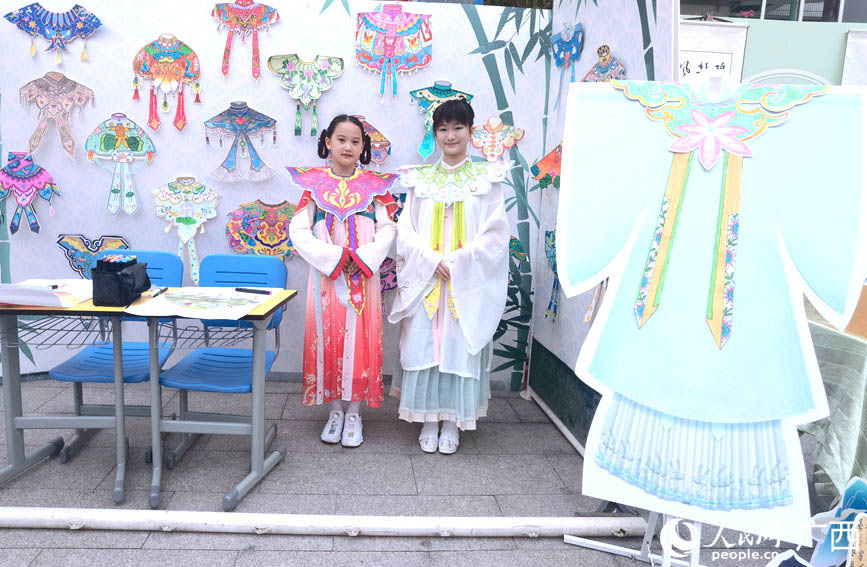  学生展示云肩服饰文化。人民网记者 陈燕摄