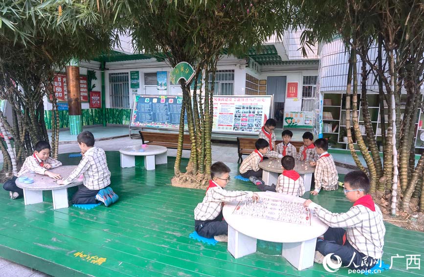學生們在進行棋藝比拼。人民網記者 陳燕攝