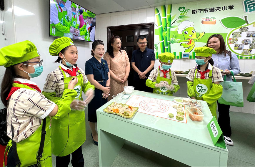 学生们亲自制作饺子、青团等传统美食。南宁市逸夫小学供图
