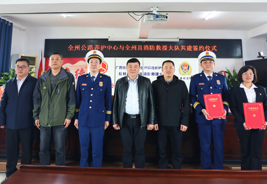合影。文自成攝