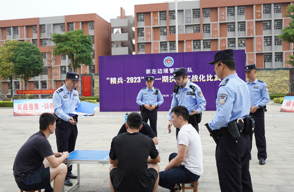 模拟处置因经济纠纷引发的警情。兰波摄