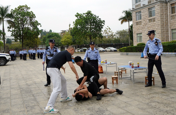 模拟制止寻衅滋事（互相斗殴）警情。兰波摄