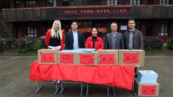 柳州工学院向三江县高友村小学捐赠图书及教具。_副本.jpg