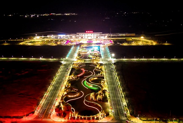 崇左南站站前广场夜景。中国一冶供图