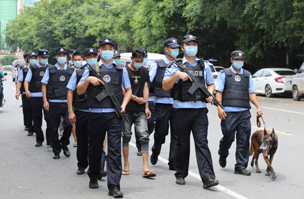 2022年9月1日,“1.06”专班民警押解犯罪嫌疑人至南康镇公开指认现场。