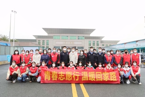 团东兴市委联合政企社在东兴口岸开展“暖冬行动”志愿服务活动（东兴市融媒体中心/摄）