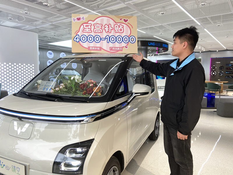 柳州市一家汽车销售门店内，工作人员正在介绍购车优惠政策。刘心蕊摄