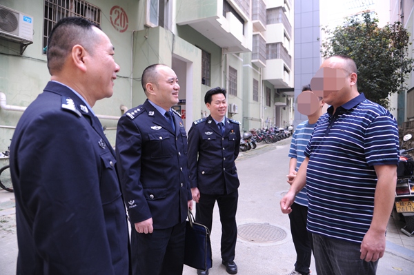 民警回访企业。