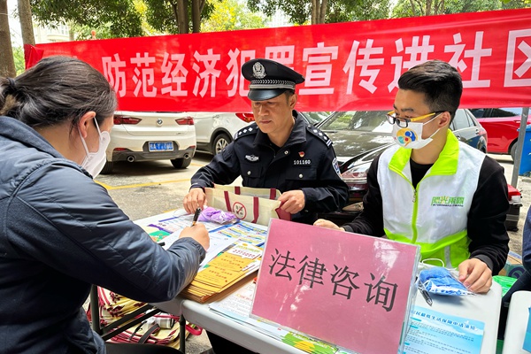 进社区做好宣传。