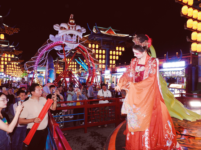  “广旅·南宁之夜”精彩的演艺节目吸引游客驻足欣赏