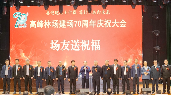 场友送祝福。杨海健摄