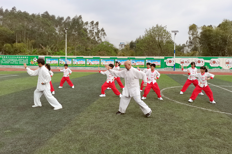 “江口梁家拳”传承人黄浩铭在教学生练习