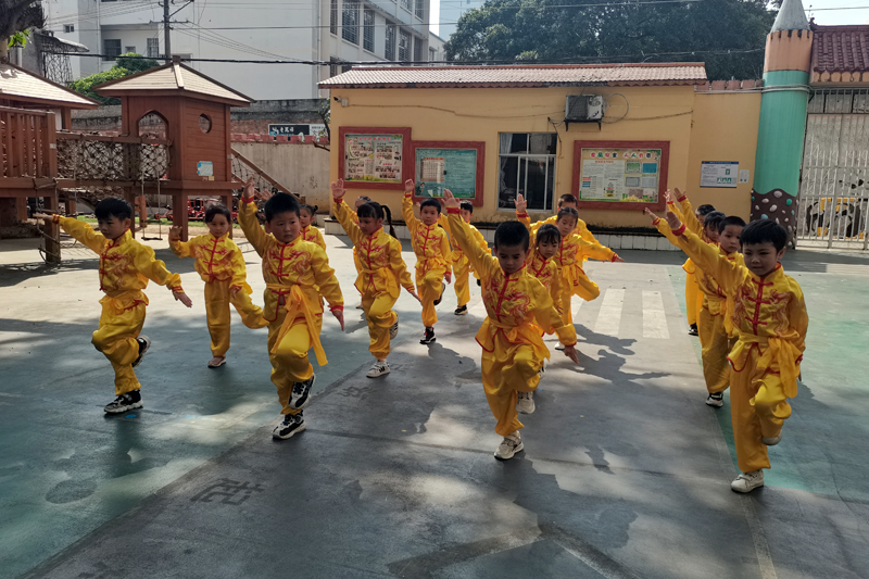 学生们正在认真练习梁家拳