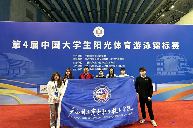 圖為學校游泳隊參賽運動員合影。林育威攝