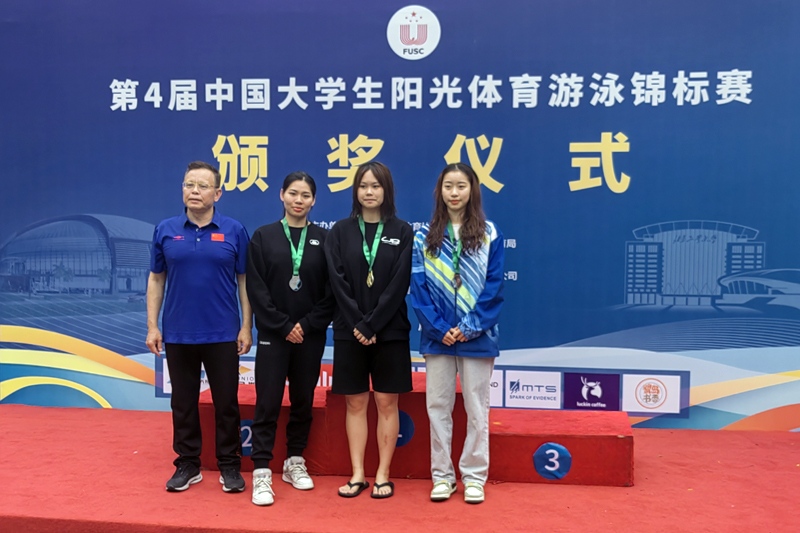 頒獎儀式上，譚育馨同學（左二）與獲獎選手、頒獎嘉賓合影。林育威攝