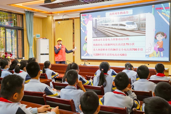 百色车务段团委组织青年志愿者到百色市右江区迎龙第二小学开展铁路安全知识宣传。秦塬棋摄
