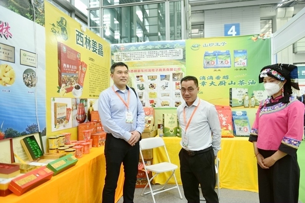 西林县委常委、副县长高建军到展位指导工作。黄燕群摄