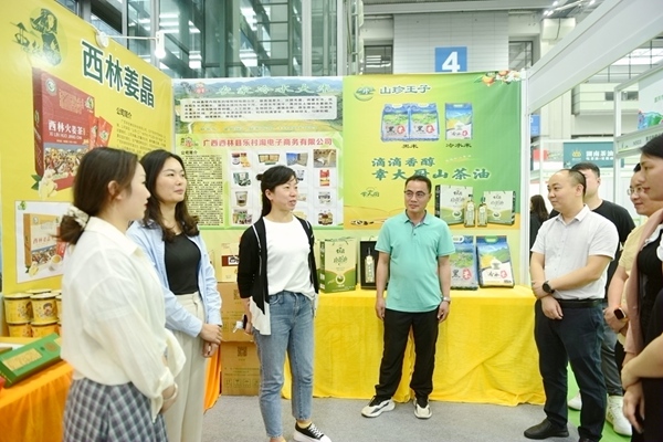 西林县委常委、宣传部部长农珍艳到西林展位指导工作。黄燕摄