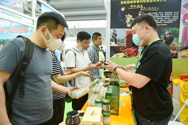 现场销售交易量火爆。黄燕摄