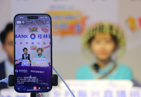 “一镇一品”直播。吕奇摄