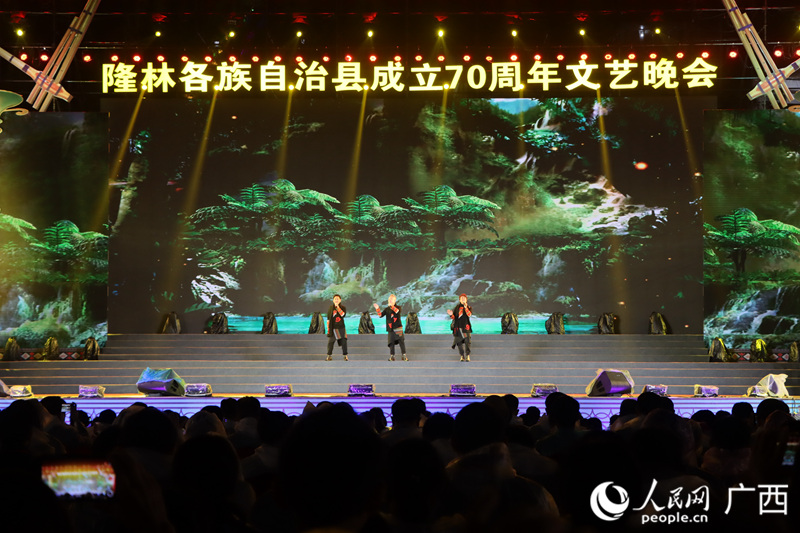 彝人制造组合演唱《看见了》《老爸》。人民网 覃心摄