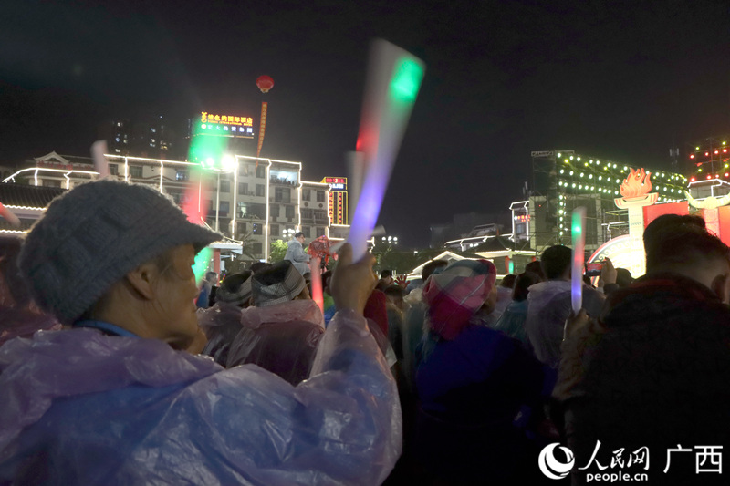 隆林群众观看节目。人民网 覃心摄