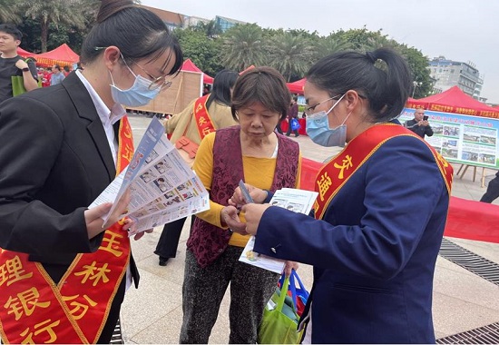 工作人员向市民发放宣传折页。陈祖军摄