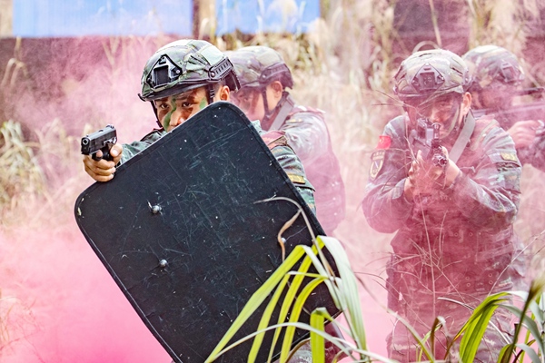 武警特战队员交替掩护搜索目标。