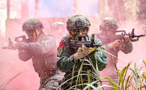 武警特战队员交替掩护搜索目标。