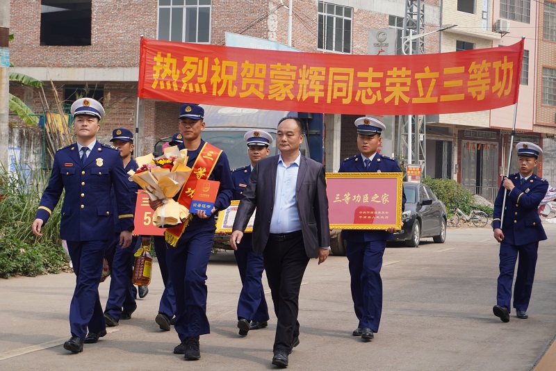 “送奖报喜团”为政府专职消防员蒙辉其家属送去喜报。廖梅燕摄