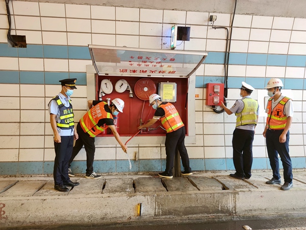 ”警路企“三方聯動對高速公路隧道、收費站、服務區等場所進行安全檢查 (1).jpg