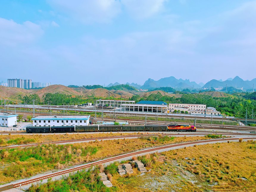 快捷班列從桂林西鐵路貨場駛出。林鶴攝