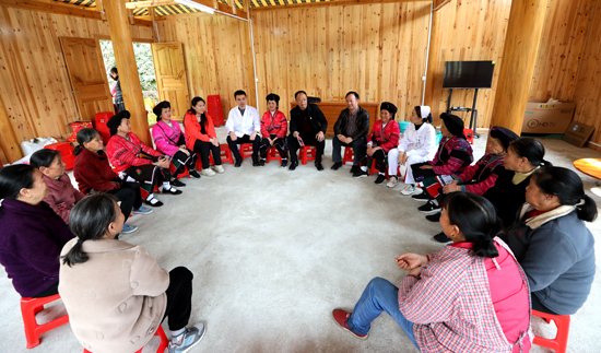 医院党员和山茶组的村民在新落成的文化活动中心学习、交流。杨实可摄