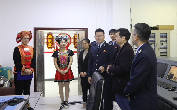 与参会人员共同参观广播室。莫小娜摄
