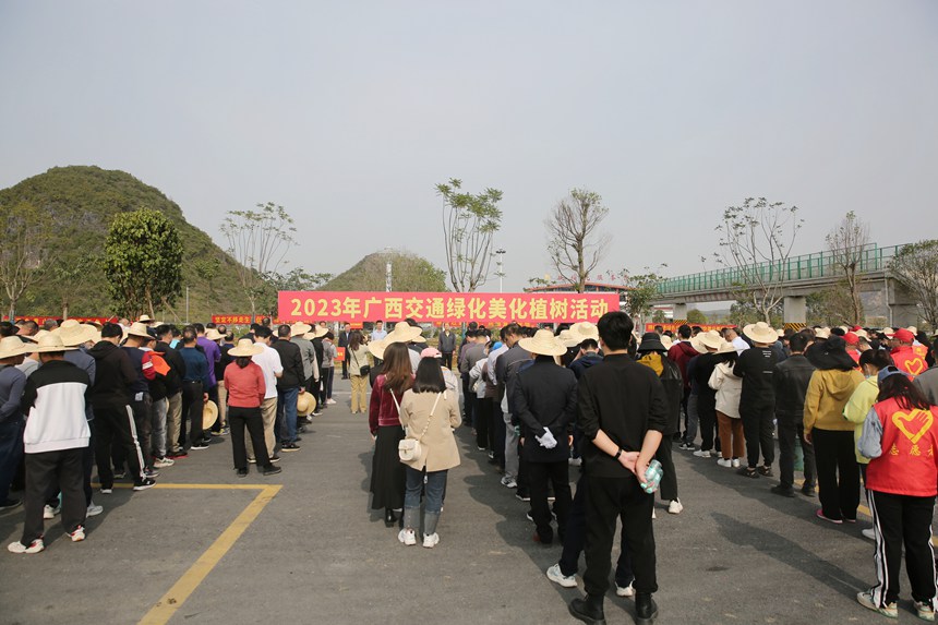 2023年广西交通绿化美化植树活动现场。