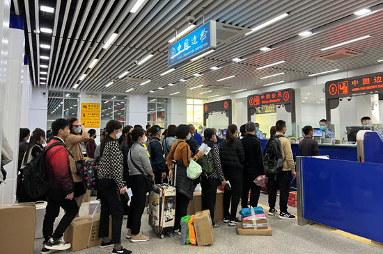 东兴口岸客流量稳步上升。