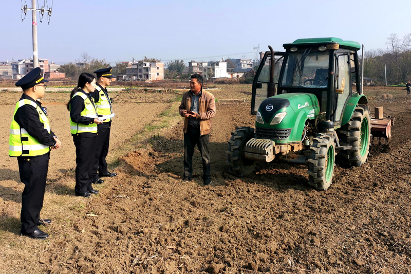 平桂區農業綜合行政執法人員深入田間地頭開展農機安全生產宣傳工作