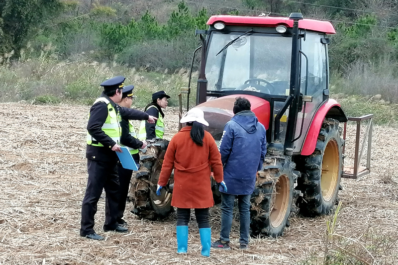 平桂區農業綜合行政執法人員深入田間地頭開展農機安全生產宣傳工作