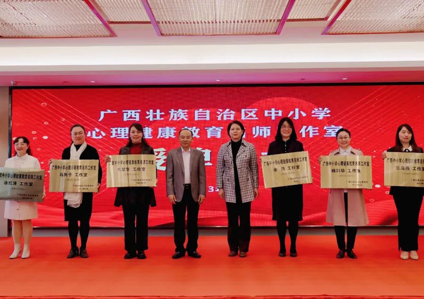 李清先、卢柳屏分别为代表颁发牌匾。郑梅丽摄