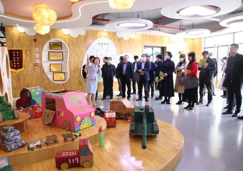 与会人员在柳东新区第一幼儿园参观。郑梅丽摄