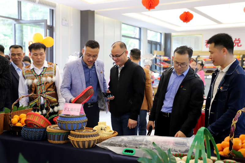 现场琳琅满目的农特产品深受群众青睐。