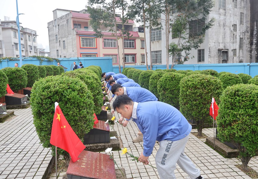 项目部员工在敬献鲜花。中国一冶供图