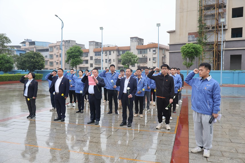 重温入党、入团誓词。中国一冶供图