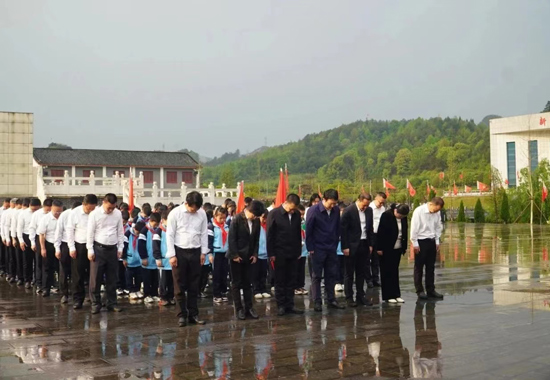 全體庄嚴肅穆，集體默哀。