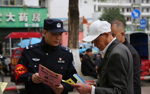 民警给群众发放并讲解防诈骗资料。