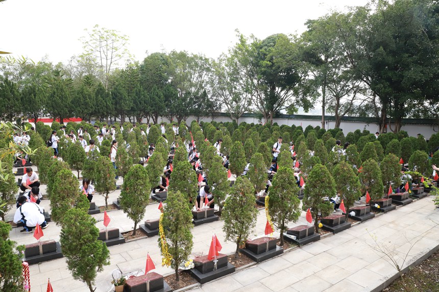 图为祭扫活动现场